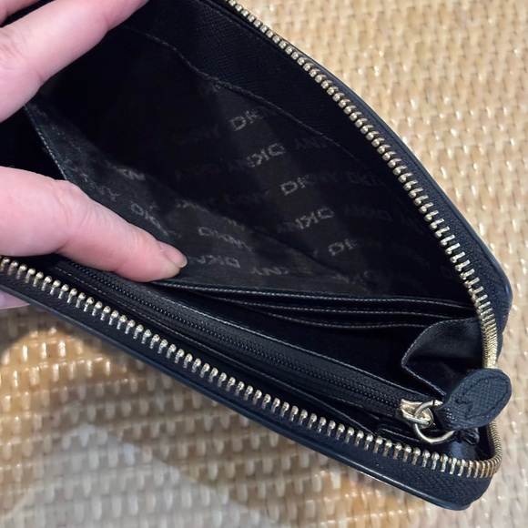 DKNY Black Leather large Wallet in like new condition! - Picture 8 of 13